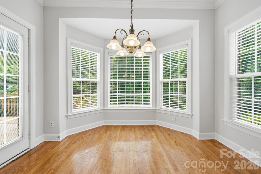 Stunning Brick Home in beautiful Hunter Oaks Subdivision with 3 - photo 12