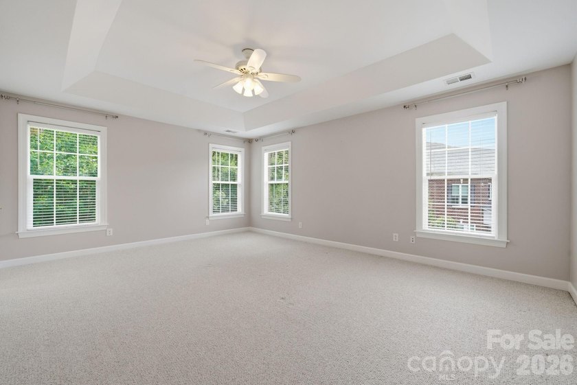 Stunning Brick Home in beautiful Hunter Oaks Subdivision with 3 - photo 15