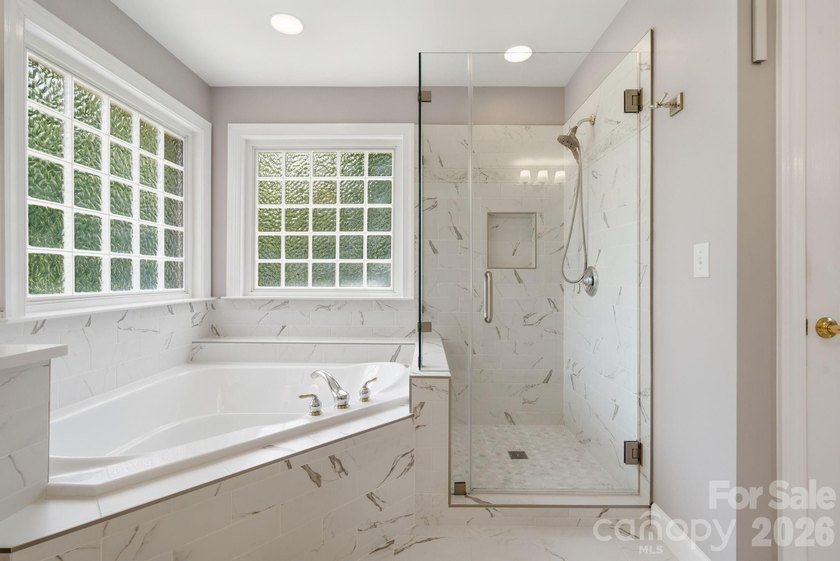 Stunning Brick Home in beautiful Hunter Oaks Subdivision with 3 - photo 20