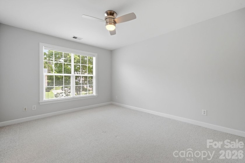 Stunning Brick Home in beautiful Hunter Oaks Subdivision with 3 - photo 23