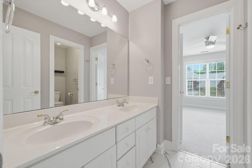 Stunning Brick Home in beautiful Hunter Oaks Subdivision with 3 - photo 24