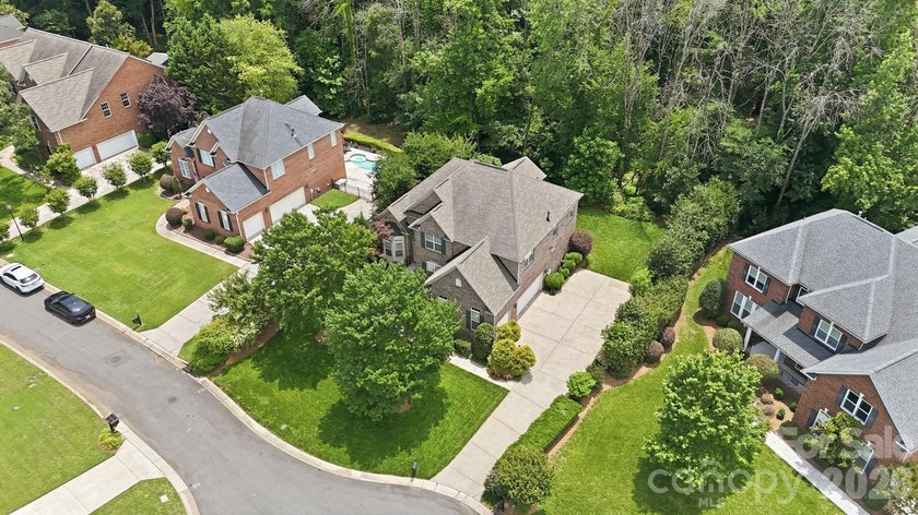 Stunning Brick Home in beautiful Hunter Oaks Subdivision with 3 - photo 30