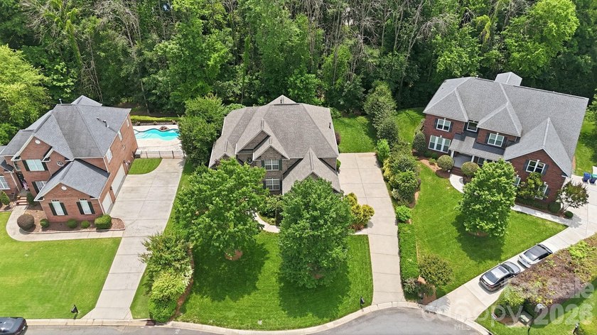 Stunning Brick Home in beautiful Hunter Oaks Subdivision with 3 - photo 31