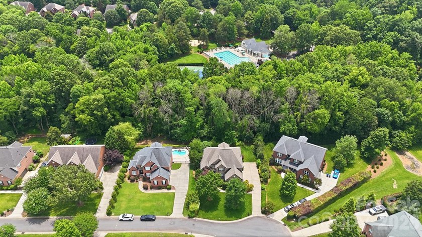 Stunning Brick Home in beautiful Hunter Oaks Subdivision with 3 - photo 34