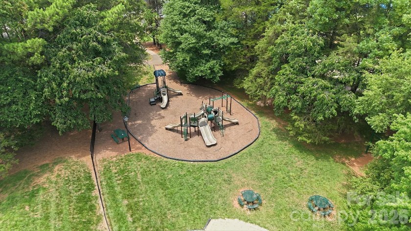 Stunning Brick Home in beautiful Hunter Oaks Subdivision with 3 - photo 38