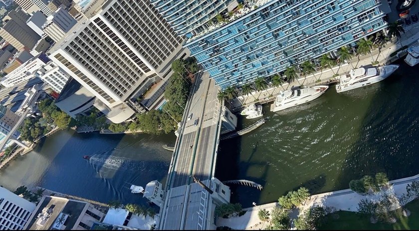 BEAUTIFUL 2BED/2BATH UNIT IN THE HEART OF BRICKELL. PARTIAL - photo 2