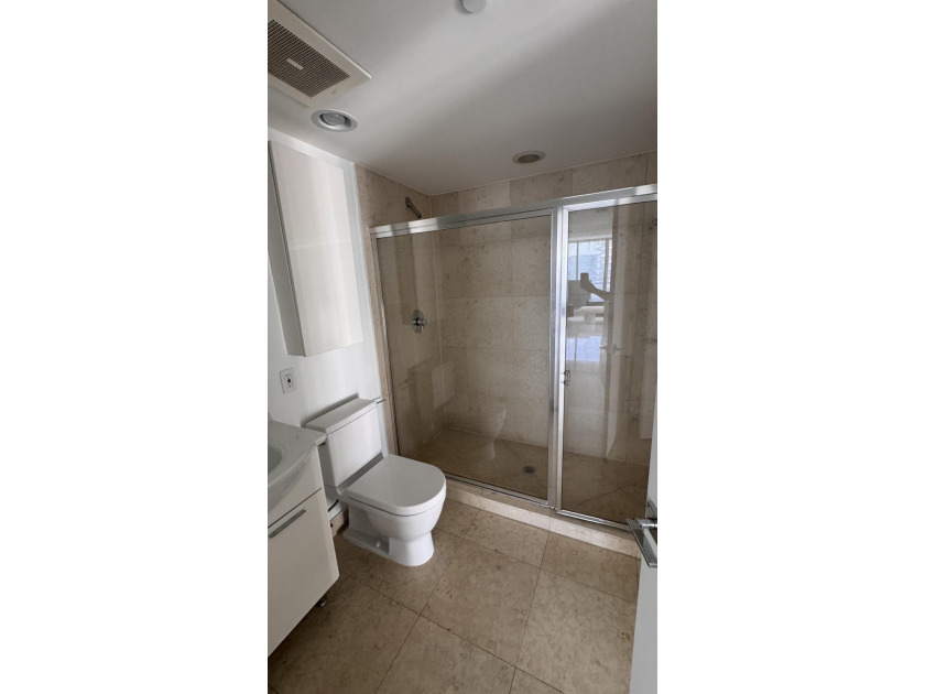 BEAUTIFUL 2BED/2BATH UNIT IN THE HEART OF BRICKELL. PARTIAL - photo 6
