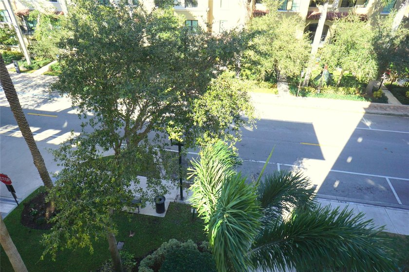 Luxury, light &amp; bright fully updated 2-bedroom, 2-bathrooms - photo 17