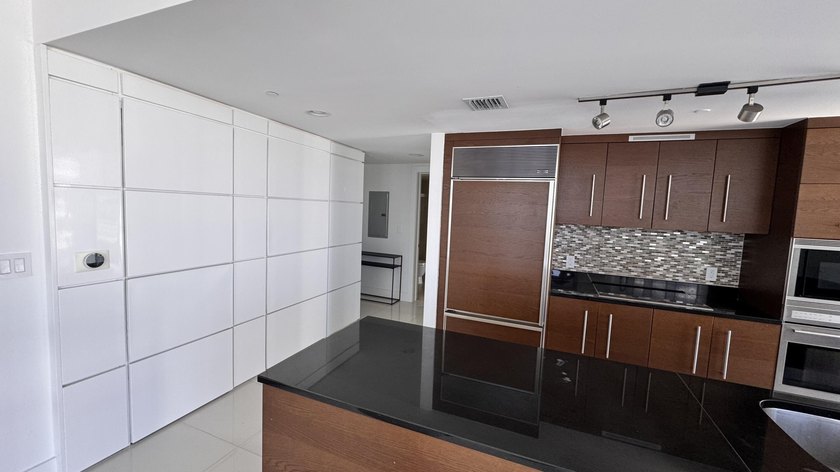BEAUTIFUL 2BED/2BATH UNIT IN THE HEART OF BRICKELL. PARTIAL - photo 9