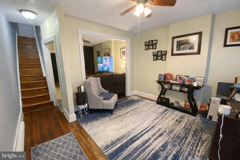 INVESTOR ALERT! Come see this 3 bedroom, 1 bath townhouse - photo 2