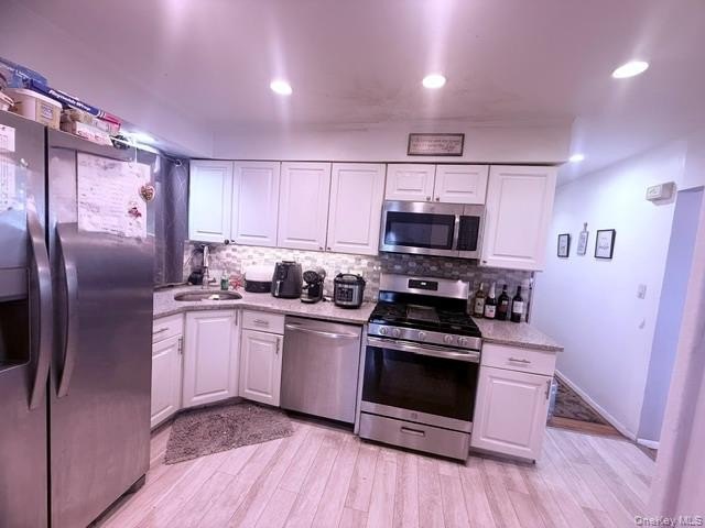 Beautiful Raised Ranch, with 4 Bedrooms, 2 Full baths. Entry - photo 3