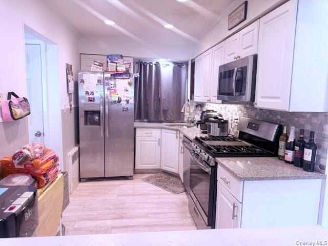 Beautiful Raised Ranch, with 4 Bedrooms, 2 Full baths. Entry - photo 4