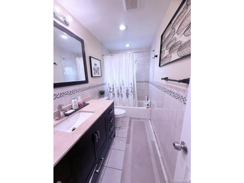 Beautiful Raised Ranch, with 4 Bedrooms, 2 Full baths. Entry - photo 5