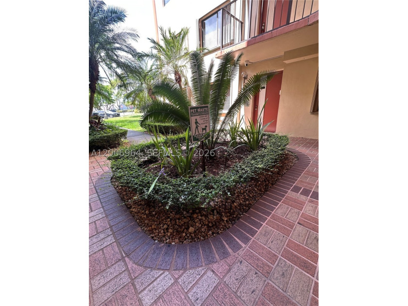Highly sought-after Horizons West FIRST FLOOR 1 bedroom / 1.5 - photo 2