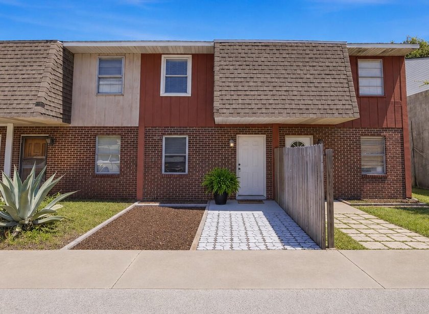 Townhouse price to sell...Located in Shalimar at 145 4th Avenue - photo 9