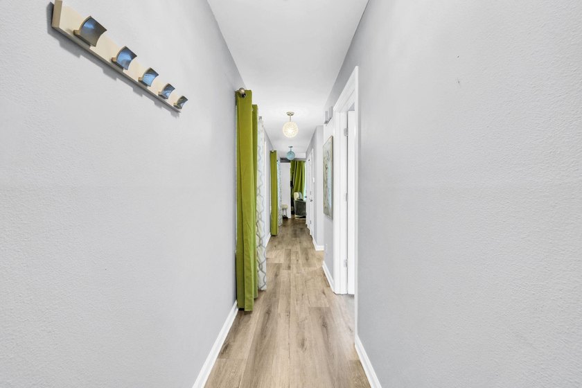 Sleeps 4! This beautifully updated 2nd-floor end-unit 1-bedroom - photo 3