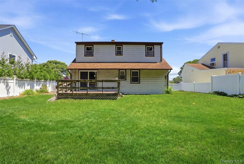 Welcome To This Spacious 4-Bedroom, 2-Bath Home In Merrick - photo 19
