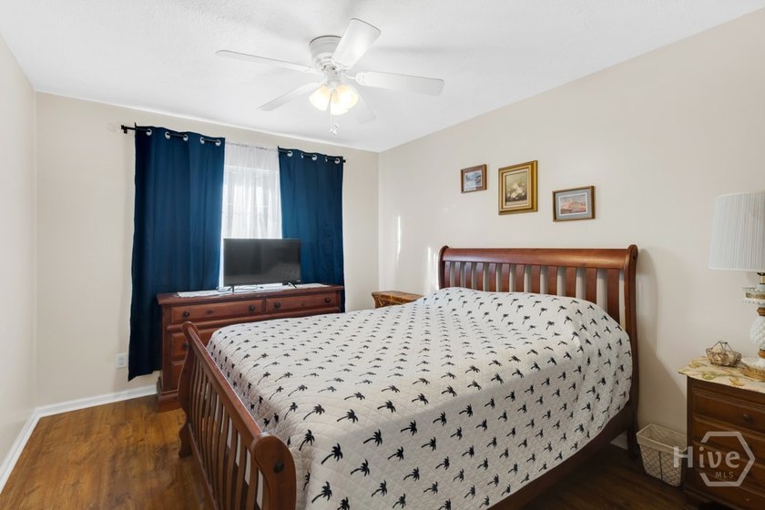 Filled with natural light and designed for comfortable living - photo 22
