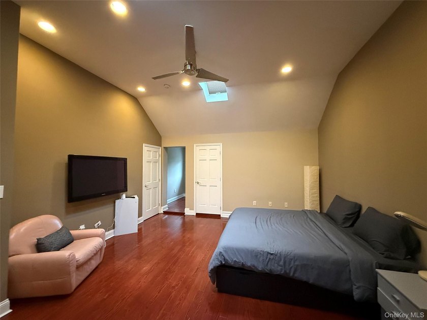 Welcome to 40 Portico Place, a beautifully maintained and - photo 4