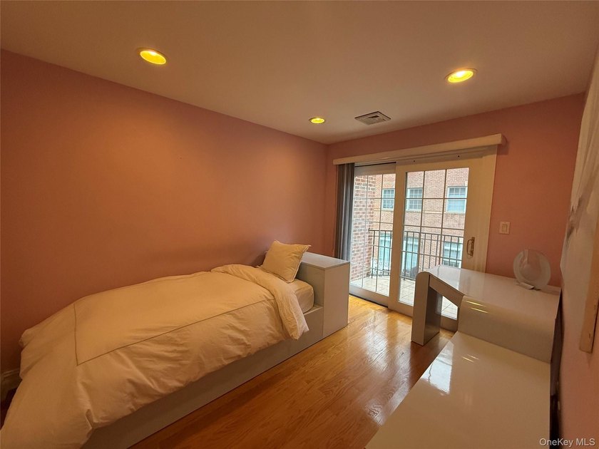 Welcome to 40 Portico Place, a beautifully maintained and - photo 8