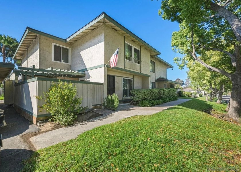 VA Spot approved! Need 3 bedrooms? Laundry? Dedicated parking? - photo 2