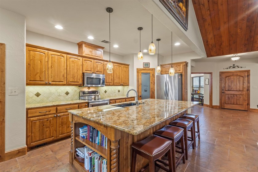 Welcome to this impressive custom home in the gated Texoma - photo 2