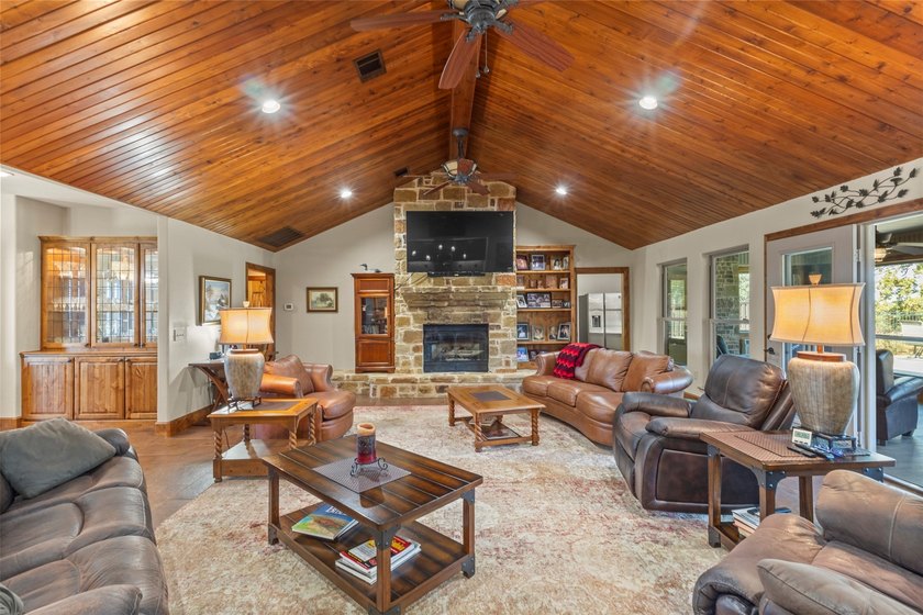 Welcome to this impressive custom home in the gated Texoma - photo 3