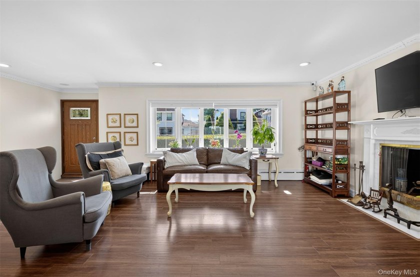 Welcome to this exceptional, beautifully renovated wide-line - photo 2