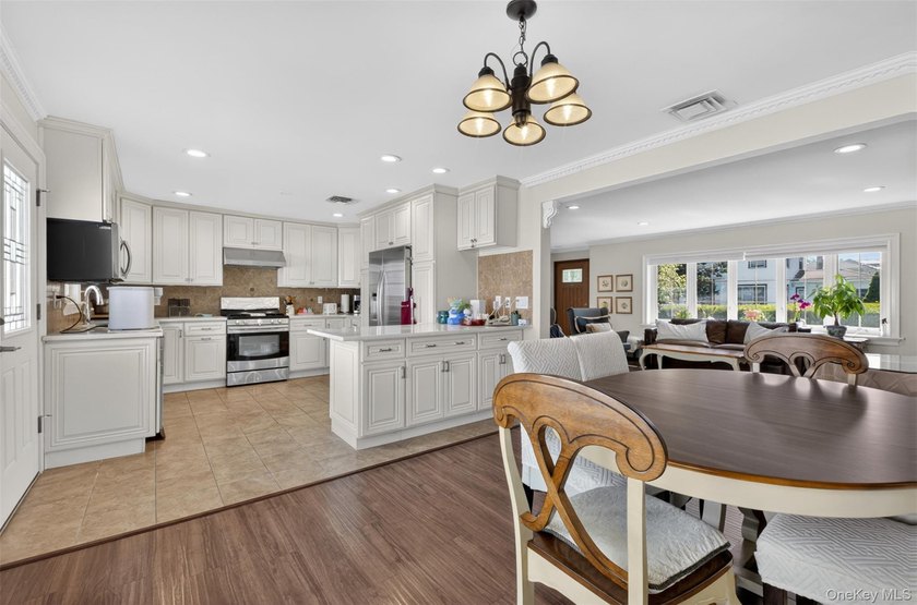 Welcome to this exceptional, beautifully renovated wide-line - photo 3