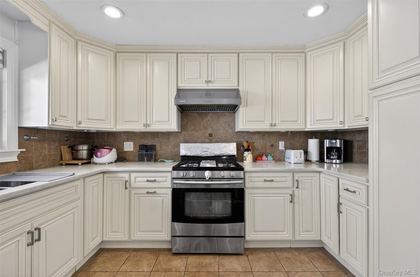 Welcome to this exceptional, beautifully renovated wide-line - photo 4