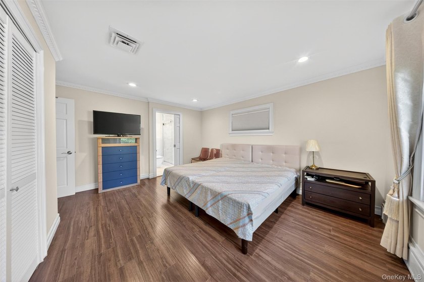 Welcome to this exceptional, beautifully renovated wide-line - photo 6