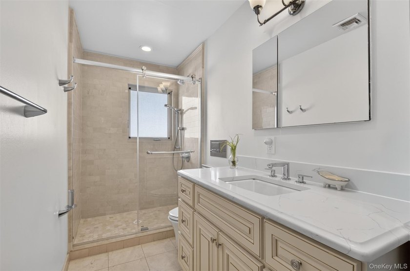 Welcome to this exceptional, beautifully renovated wide-line - photo 8