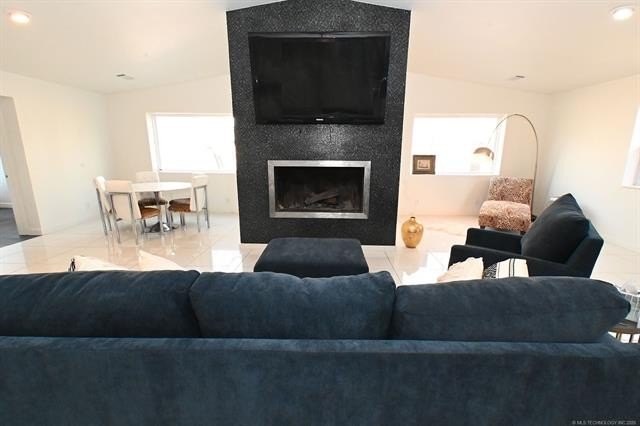 A Touch of Modern - Fully Furnished &amp; Remodeled Near Lake - photo 11