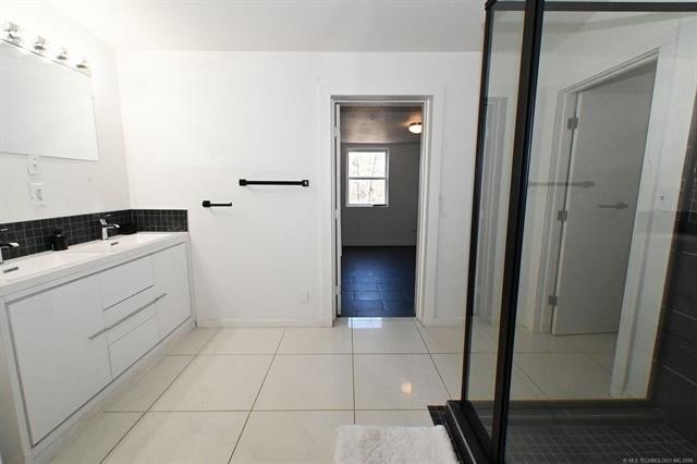 A Touch of Modern - Fully Furnished &amp; Remodeled Near Lake - photo 35