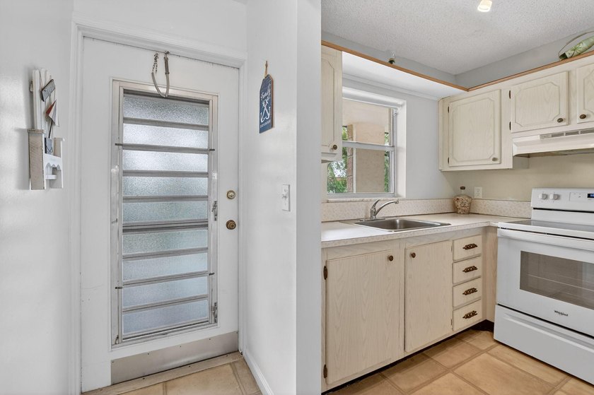 Welcome Home!! This is a beautiful 2 bedrooms and 2 bathrooms - photo 4