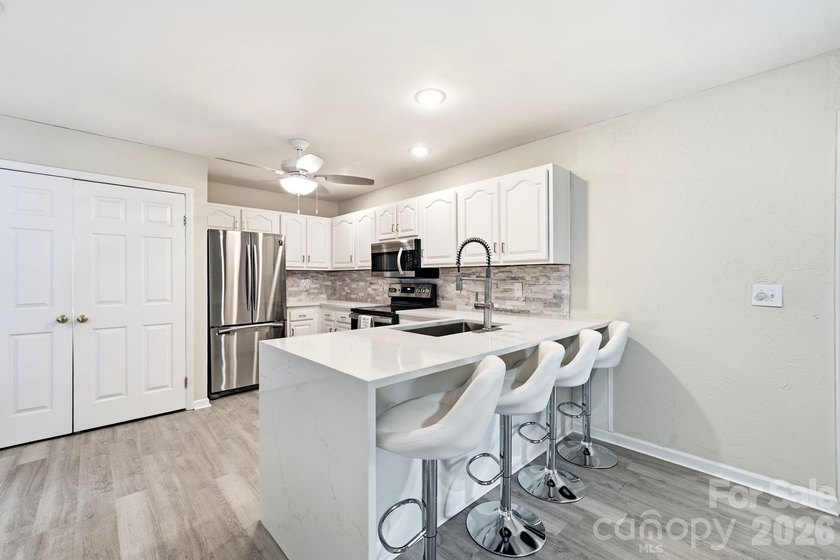 Discover modern luxury and versatility in this stunning 5 - photo 10