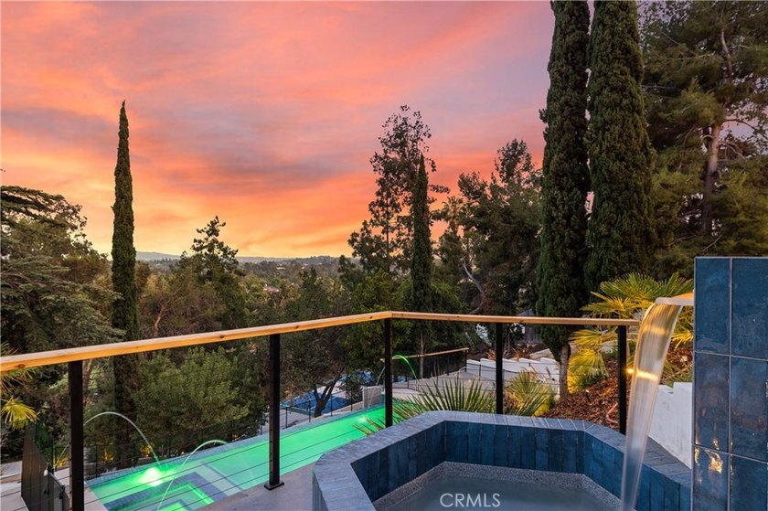 Breathtaking. Absolutely stunning. Two separate houses, but far - photo 6