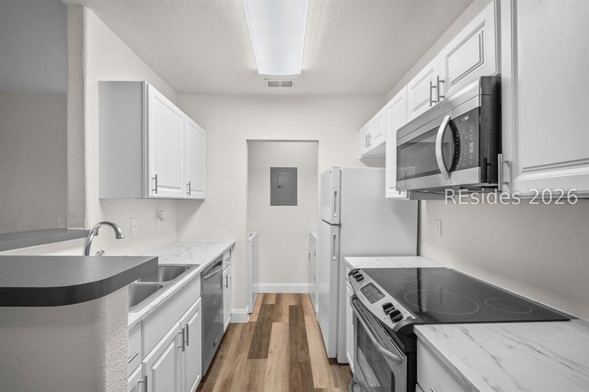 Set within the GATED COMMUNITY of Plantation Point, Unit 1601 - photo 3