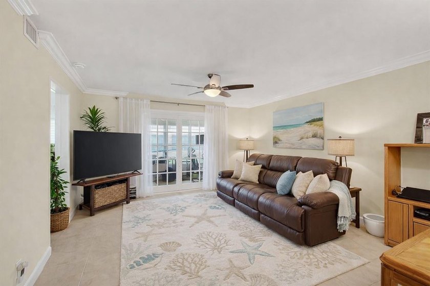 Light, bright &amp; beautifully updated 2/2 villa in the desirable - photo 3