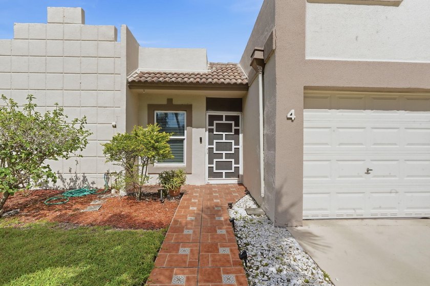 Light, bright &amp; beautifully updated 2/2 villa in the desirable - photo 4