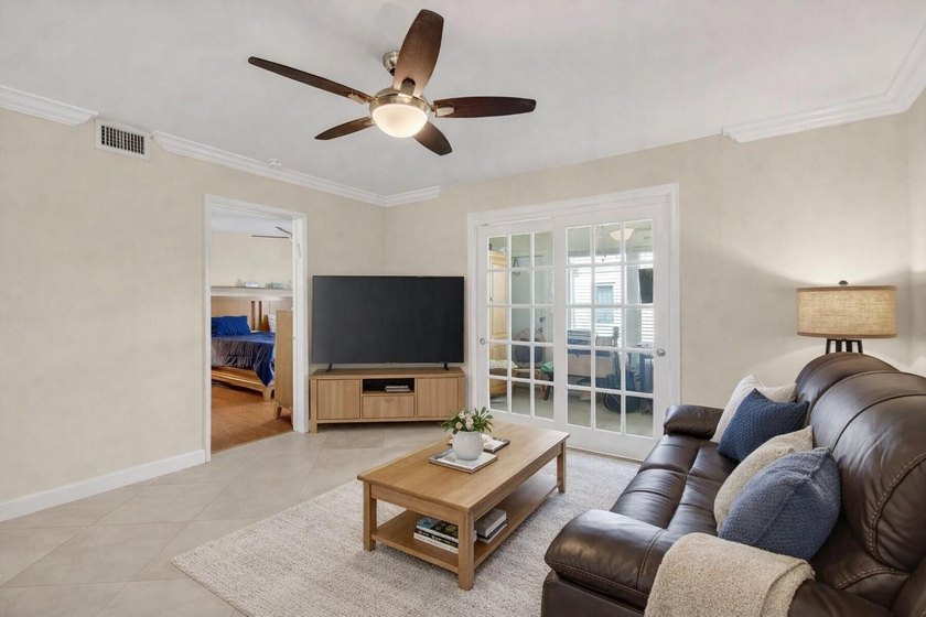 Light, bright &amp; beautifully updated 2/2 villa in the desirable - photo 8