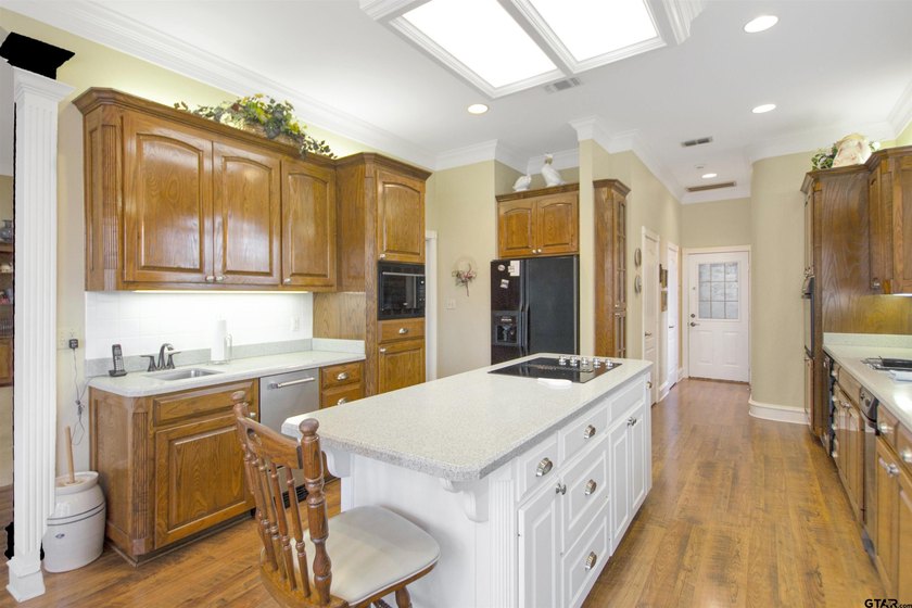 Welcome to this impressive 3-bedroom, 2.5-bath home with a 2-car - photo 9