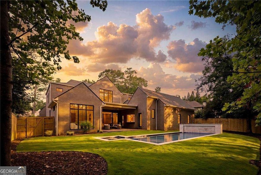 Crafted as a true statement piece, this extraordinary custom - photo 2