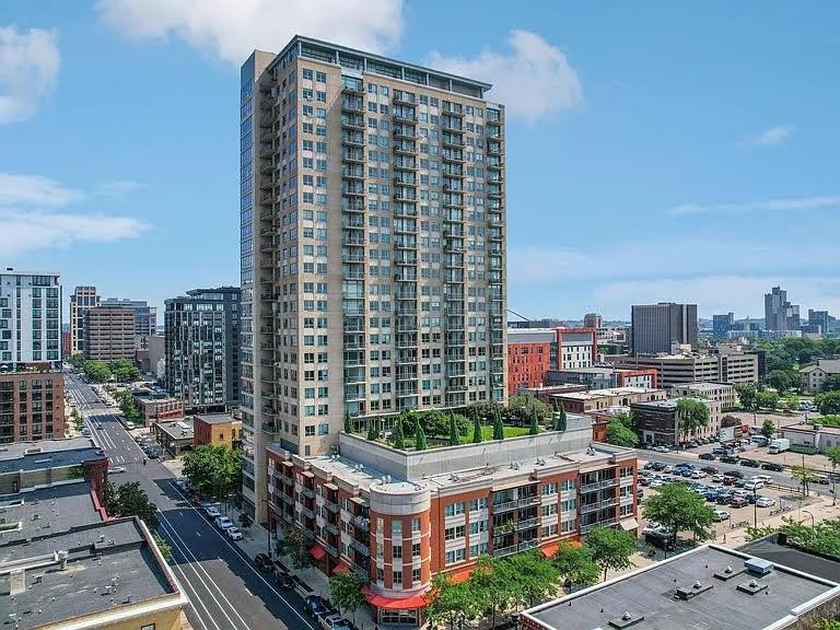 Welcome to unit #2003 at Skyscape. This 20th floor unit - photo 4