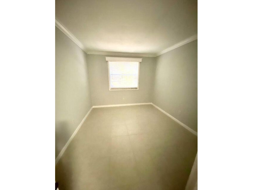 Beautiful 3/2. Tiled floors throughout, central air, first floor - photo 11