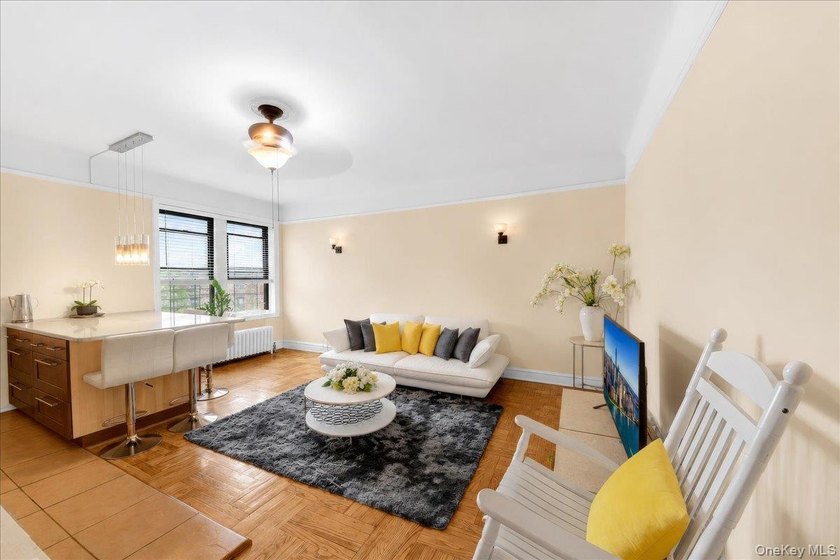 Spacious two-bedroom, one-bath co-op residence in a - photo 2