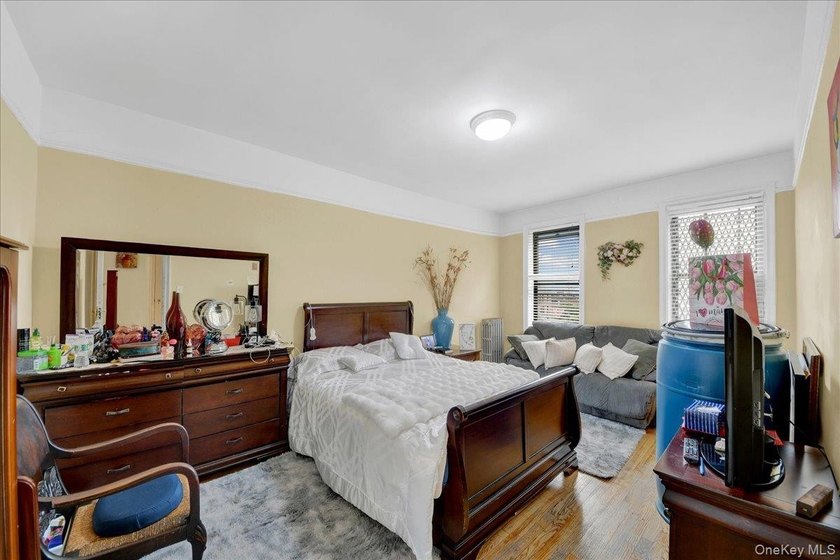 Spacious two-bedroom, one-bath co-op residence in a - photo 3