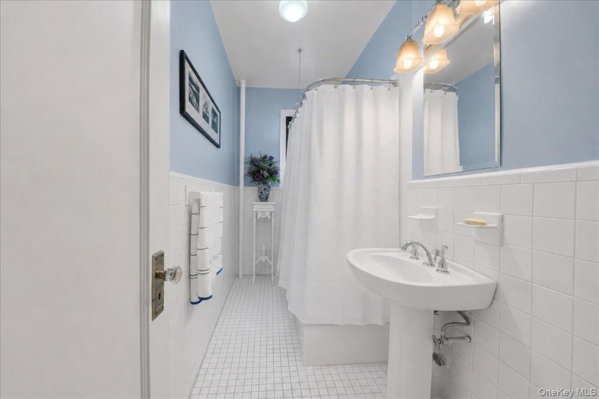 Spacious two-bedroom, one-bath co-op residence in a - photo 4