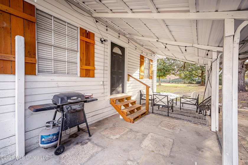 Charming cottage-style home offering a welcoming atmosphere and - photo 17