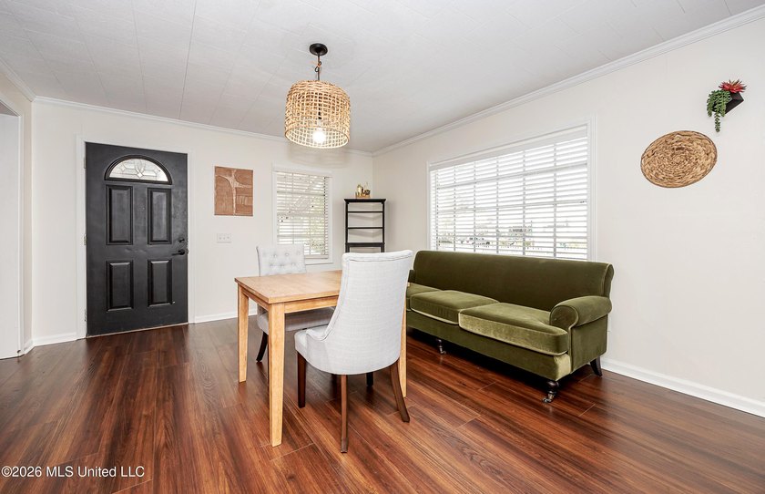Charming cottage-style home offering a welcoming atmosphere and - photo 20